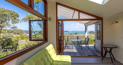 Tikirau Bay Views - Tikirau Bay Views is a wonderfully appointed family holiday home right next to the beach in Oneroa. With three bedrooms (2 x singles and 2 x queens) and a good sized family bathroom, this is the perfect location for a family group