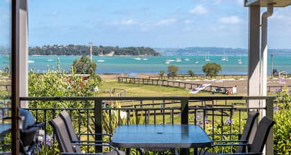 Tikirau Bay Views - Tikirau Bay Views is a wonderfully appointed family holiday home right next to the beach in Oneroa. With three bedrooms (2 x singles and 2 x queens) and a good sized family bathroom, this is the perfect location for a family group