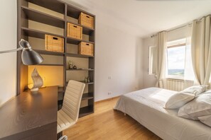 3 bedrooms, desk, iron/ironing board, free WiFi - Sofia's Dreamy Haven (Siena)