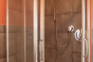 Dusche, umweltfreundliche Kosmetikartikel, Haartrockner, Bidet
