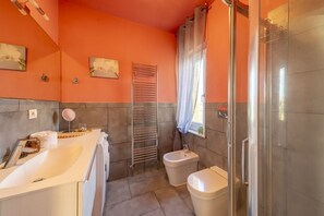 Shower, eco-friendly toiletries, hair dryer, bidet - Sofia's Dreamy Haven (Siena)