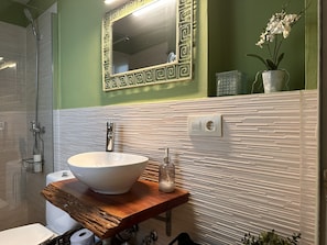 Douche, sèche-cheveux, serviettes fournies, savon