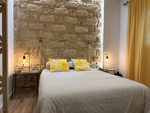 1 slaapkamer, een strijkplank/strijkijzer, gratis wifi, beddengoed