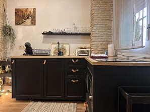 Réfrigérateur, micro-ondes, four, plaque de cuisson