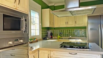 Een koelkast, een magnetron, een oven, een kookplaat