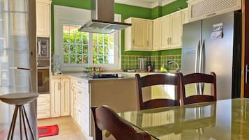 Een koelkast, een magnetron, een oven, een kookplaat