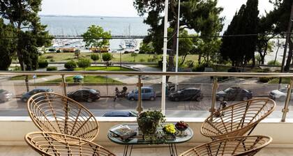 Champagne Sea View Apartment by BiNoBi!