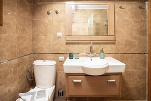 Free toiletries, hair dryer, bathrobes, towels