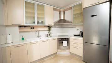 Fridge, oven, dishwasher, coffee/tea maker
