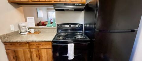 Frigorifero, microonde, forno, piano cottura