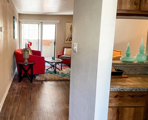 Vibrant Relaxing Retreat Fully Stocked Apartment