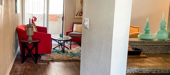 Vibrant Relaxing Retreat Fully Stocked Apartment