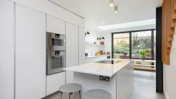 Frigorifero, lavastoviglie, tostapane, pentole/stoviglie/utensili