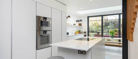 Réfrigérateur, lave-vaisselle, grille-pain