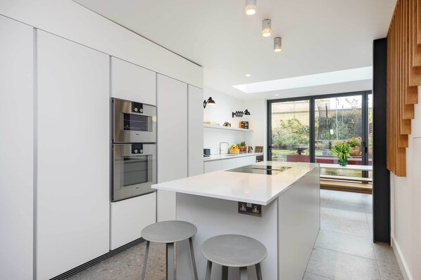 Kühlschrank, Geschirrspüler, Toaster, Kochgeschirr/Geschirr/Besteck