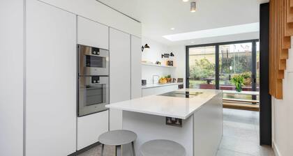 The London Fields Family Retreat, by Veeve