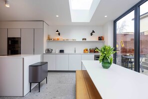 Kühlschrank, Geschirrspüler, Toaster, Kochgeschirr/Geschirr/Besteck