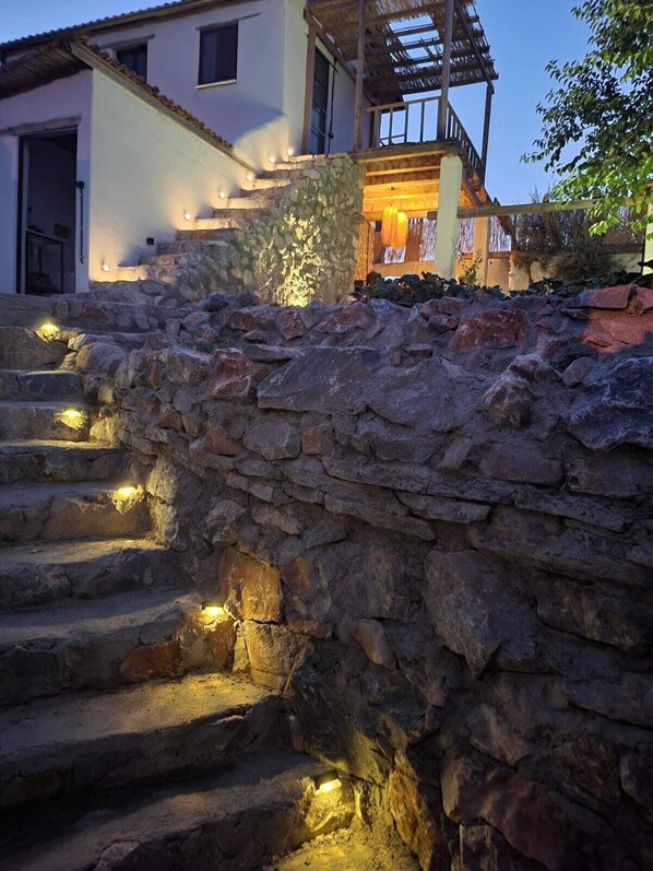 Property grounds - Entire floor w 2-bedroom in Milas with WiFi, AC.&Private pool. (Milas)