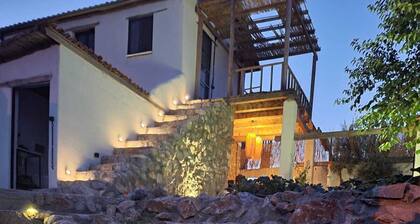 Entire floor w 2-bedroom in Milas with WiFi, AC.&Private pool.