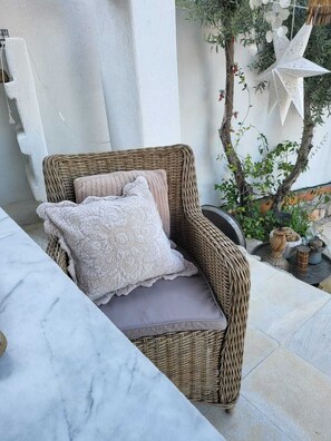 Property grounds - Entire floor w 2-bedroom in Milas with WiFi, AC.&Private pool. (Milas)