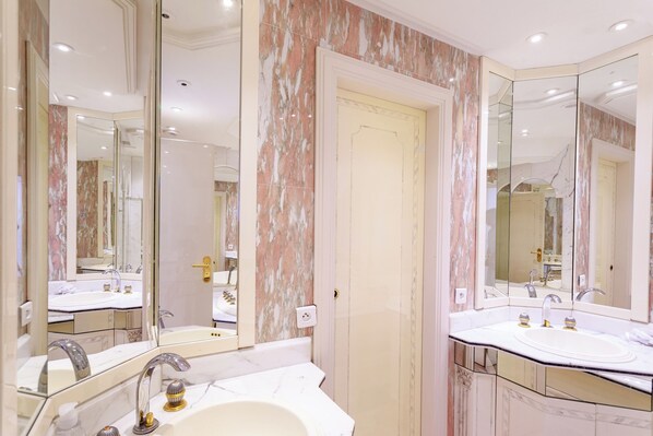 A bathroom with two sinks, marble walls, and large mirrors. - Croisette Gray d'Albion Penthouse, Stunning Ocean View (Cannes)