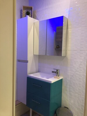 Regadera, secadora de cabello, toallas, papel de baño