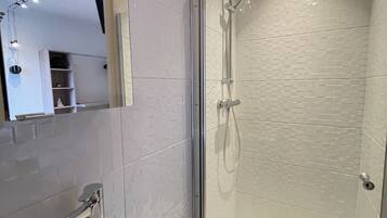 Douche, sĂšche-cheveux, serviettes fournies, papier toilette