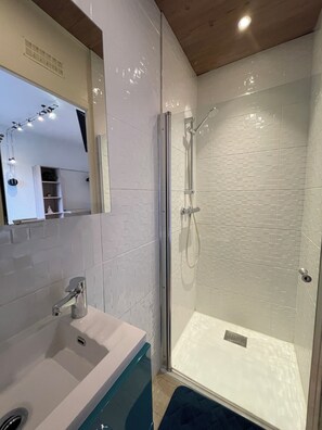 Douche, sĂšche-cheveux, serviettes fournies, papier toilette