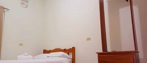 Standard Single Room | Langsir/tirai gelap terus, seterika/papan seterika, Wi-fi percuma
