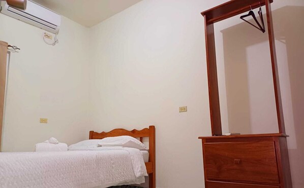 Rideaux occultants, fer et planche à repasser, Wi-Fi gratuit