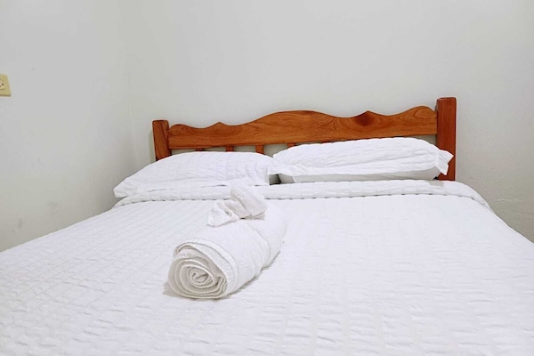 Quarto solteiro standard | Cortinas blackout, ferros/tábuas de passar roupa, Wi-Fi de cortesia