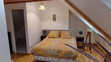 2 chambres, bureau, fer et planche Ă repasser, lit parapluie