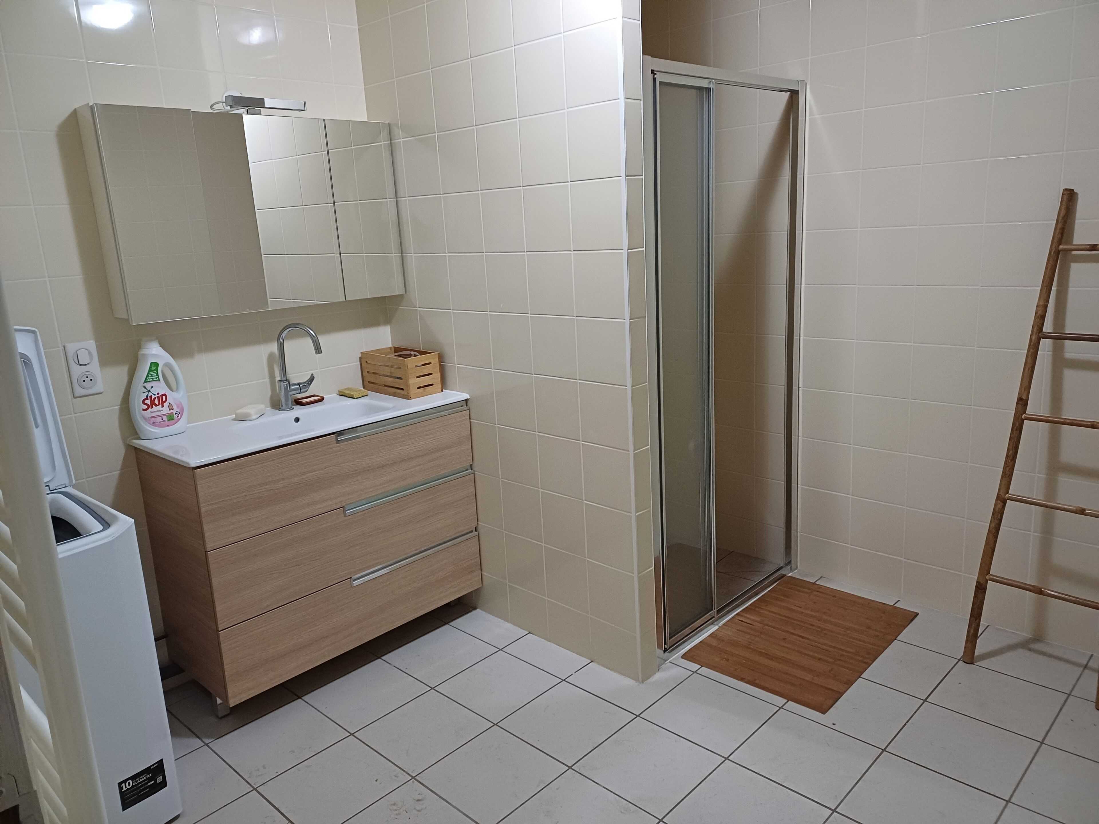 Douche, sèche-cheveux, serviettes fournies