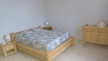 2 slaapkamers, een bureau, een strijkplank/strijkijzer, reisbedje