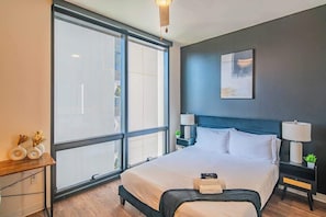 Tabla de planchar con plancha, wifi, ropa de cama