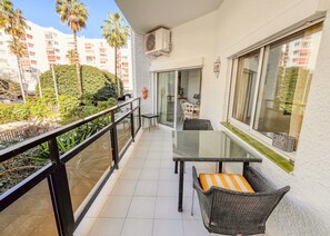 Outdoor dining - Skol 252C. Cozy apartment next to the sea in Marbella center (Marbella)