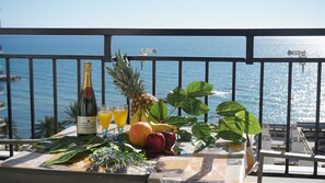 Outdoor dining - Skol 945B First Line Beach South facing 2 bedrooms (Marbella)