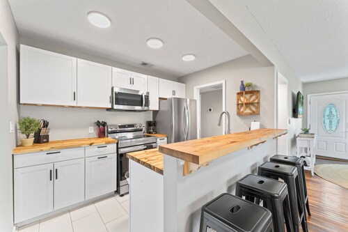 This house is a 4 bedroom(s), 2 bathrooms, located in Jacksonville, FL.