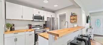 This house is a 4 bedroom(s), 2 bathrooms, located in Jacksonville, FL.