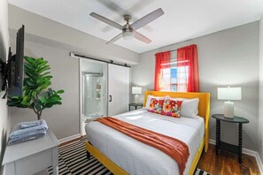 4 bedrooms, desk, iron/ironing board, travel cot - Groovy Grove | Team Joseph Ellen (Jacksonville)