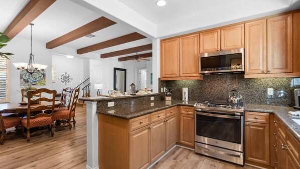 Fridge, microwave, oven, stovetop - LV315 3BR LV Townhome with Mountain Views (La Quinta)
