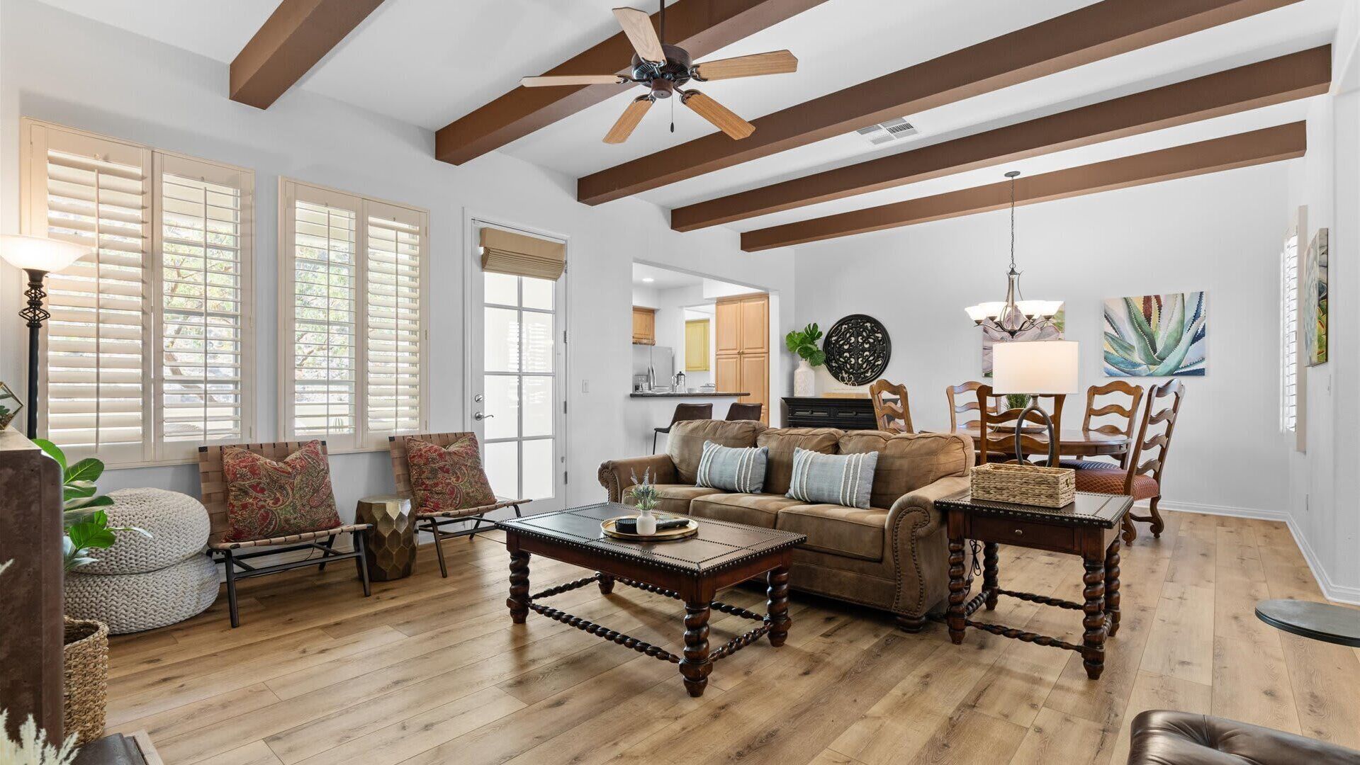 Smart-TV, Kamin, Arbeitsbereiche