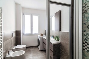 Apartment | Bathroom | Shower, free toiletries, hair dryer, bidet - Lario Suite Apartments (Como)