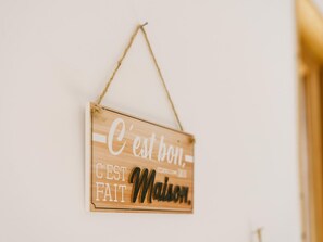 A wooden sign with text, hanging on a wall. - Mountain guest rooms, pets allowed (Ventron)