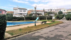 Un quartier résidentiel doté d’une piscine, de bancs et d’une aire de jeux.