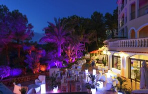 Outdoor dining - 2-bedroom apartment for 6 people (Cala Pi)