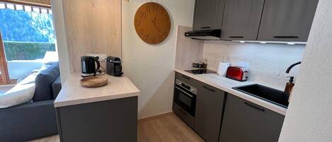 冷蔵庫、電子レンジ、オーブン、食器洗い機