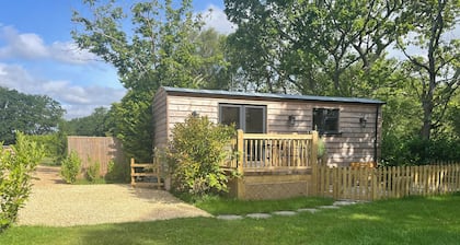 Modern Shepherds Hut in Dorset, near New Forest & Beaches, Dog friendly