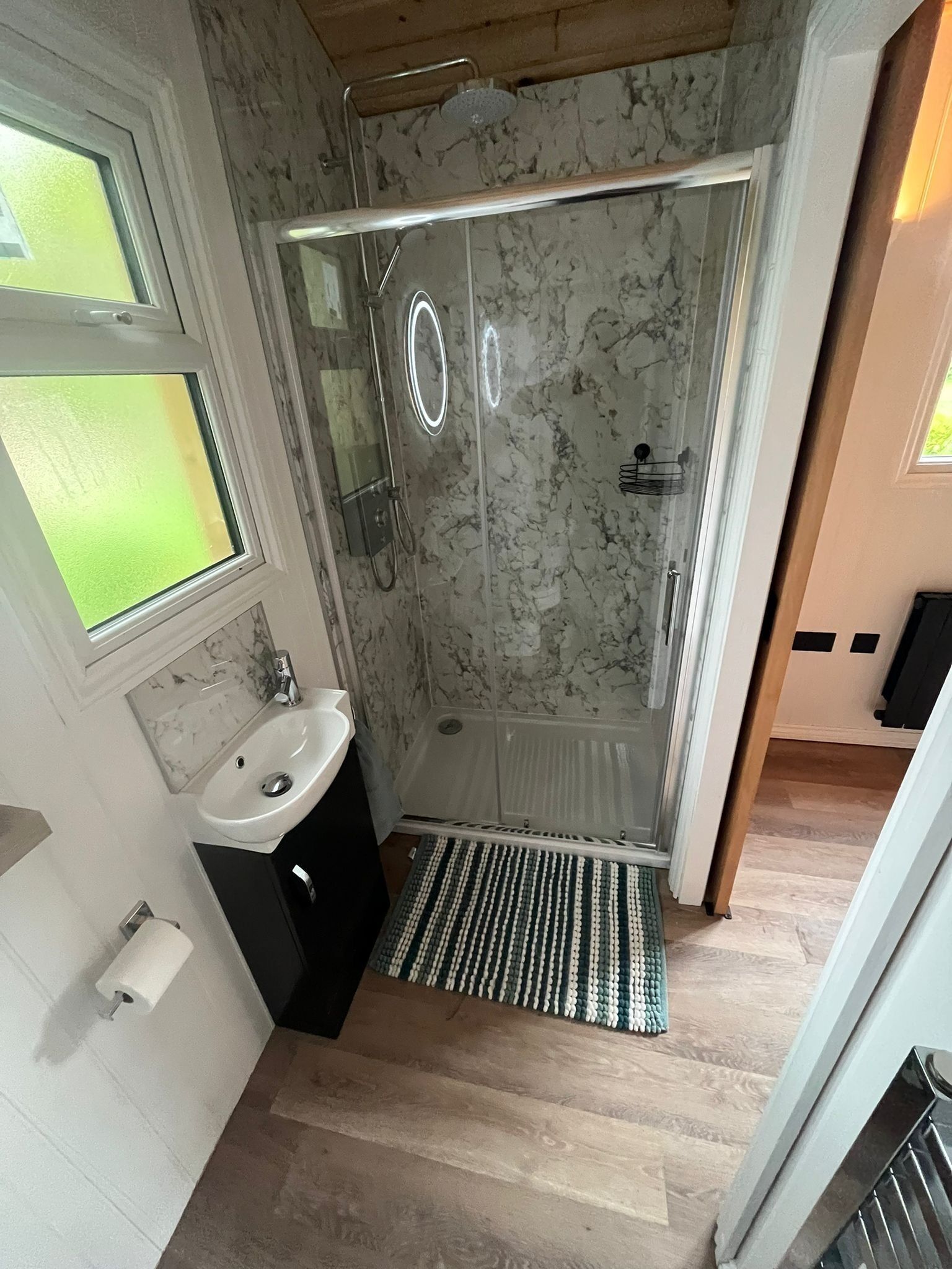 Douche, serviettes fournies, savon, papier de toilette