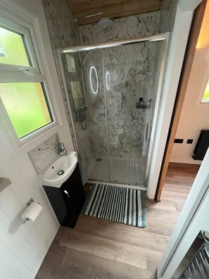 Shower, towels, soap, toilet paper - Modern Shepherds Hut in Dorset, near New Forest & Beaches, Dog friendly (Three Legged Cross)